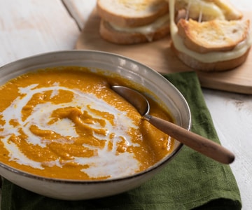 Kürbiscremesuppe mit Curry und Kokosmilch