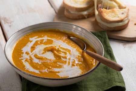 Kürbiscremesuppe mit Curry und Kokosmilch