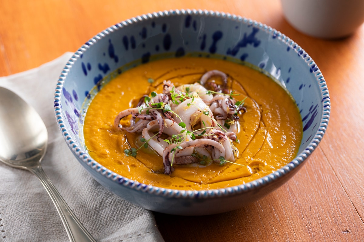 Karotten-Ingwer-Suppe mit gerösteten kleinen Tintenfischen
