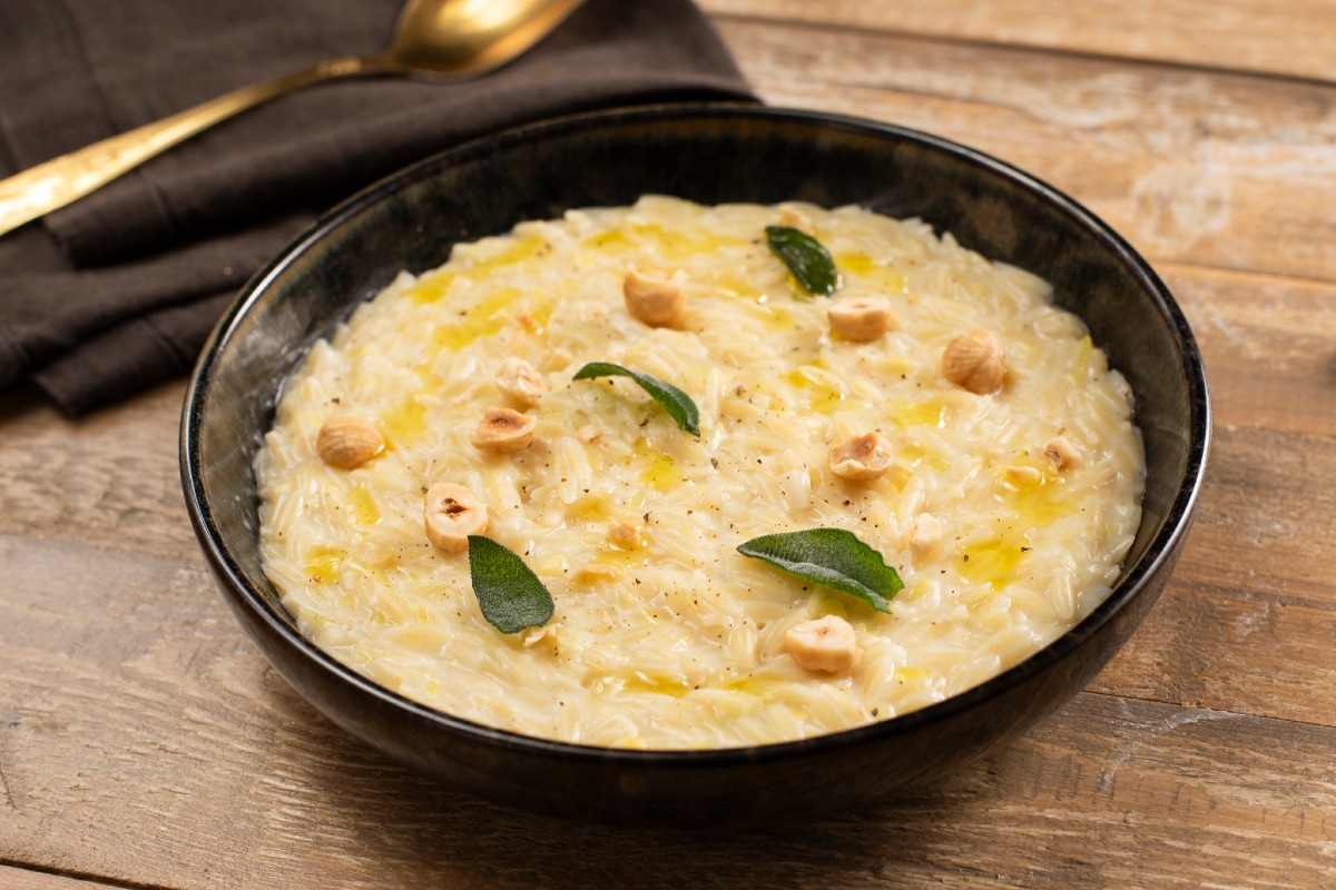 Risoni mit Lauch, Robiola und Haselnüssen