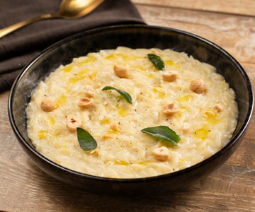 Risoni mit Lauch, Robiola und Haselnüssen