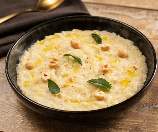 Risoni mit Lauch, Robiola und Haselnüssen