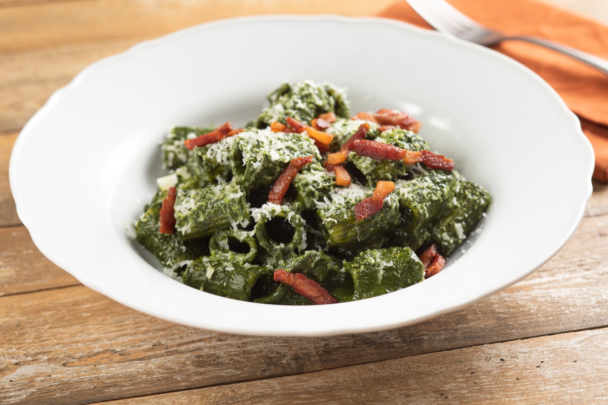 Pasta mit Schwarzkohlcreme, Guanciale und Pecorino