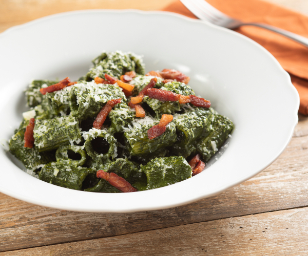 Pasta mit Schwarzkohlcreme, Guanciale und Pecorino