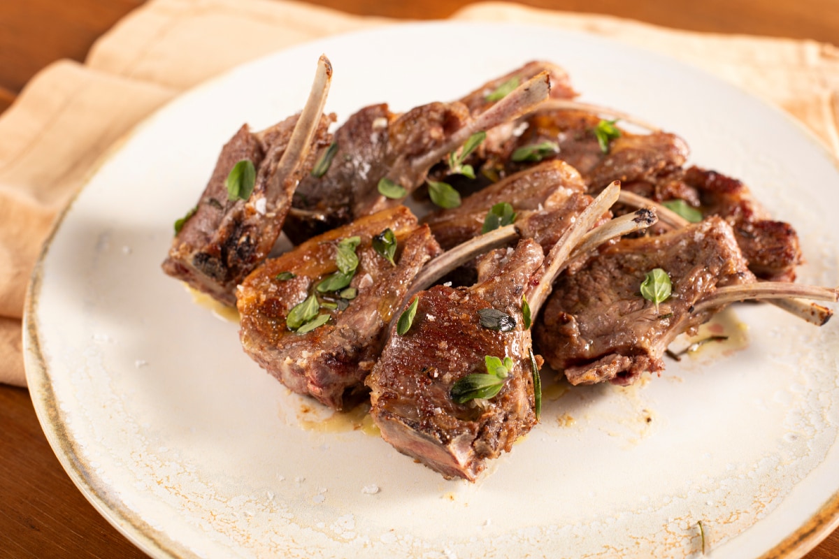 Lammkoteletts in der Pfanne