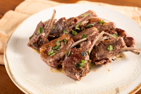 Lammkoteletts in der Pfanne