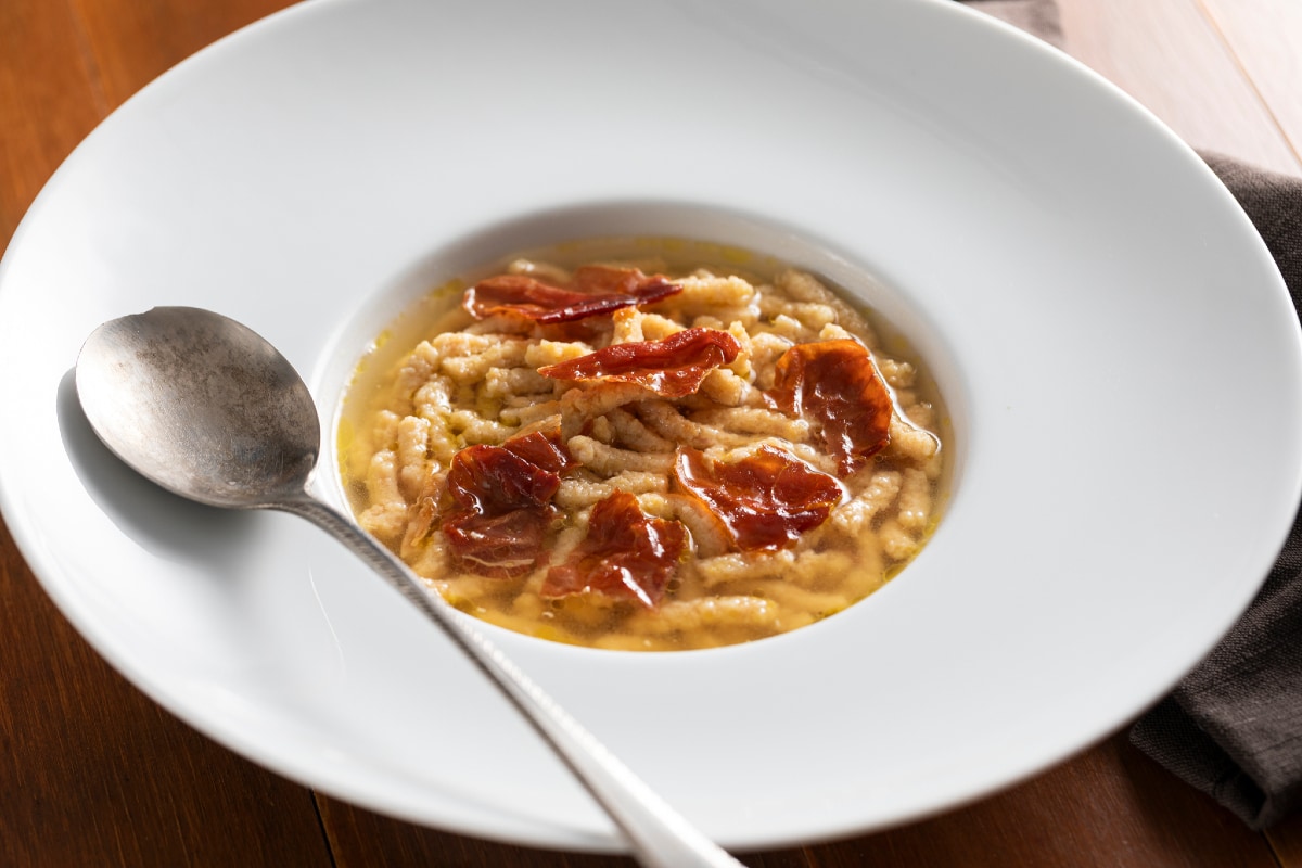 Passatelli mit Schinken in Fleischbrühe