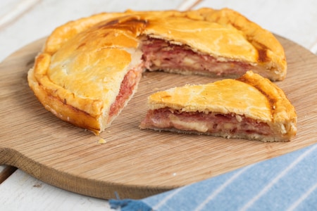 Herzhafter Kuchen mit Schinken und Käse