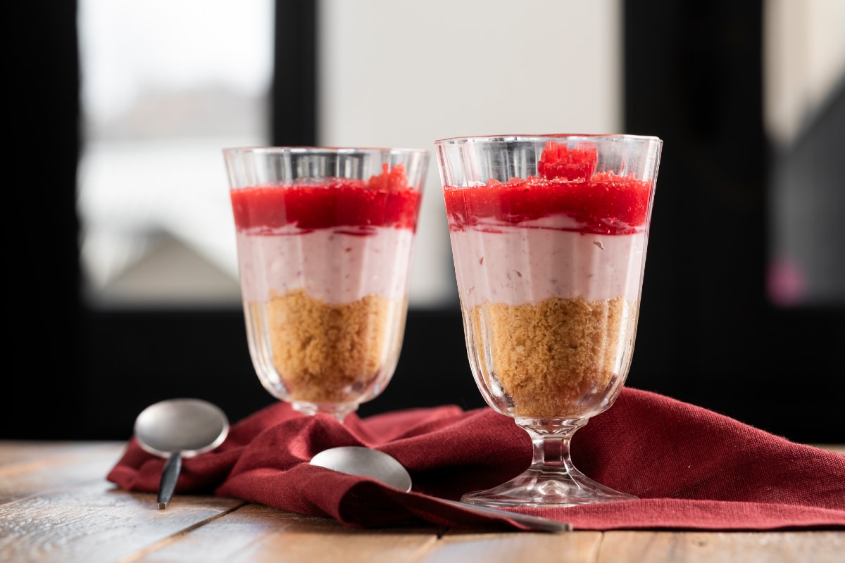 Becher mit Ricotta und Himbeeren