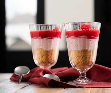 Becher mit Ricotta und Himbeeren