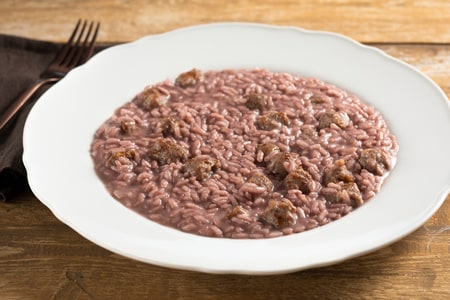Risotto mit Rotwein und Wurst