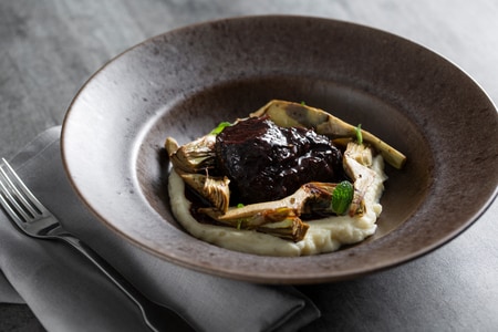 Rinderbacke mit Artischocken