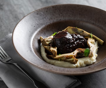 Rinderbacke mit Artischocken
