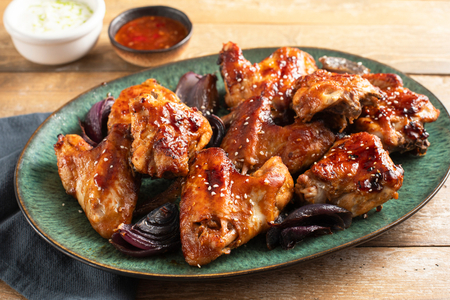 Glasierte Hähnchenflügel mit Sojasauce
