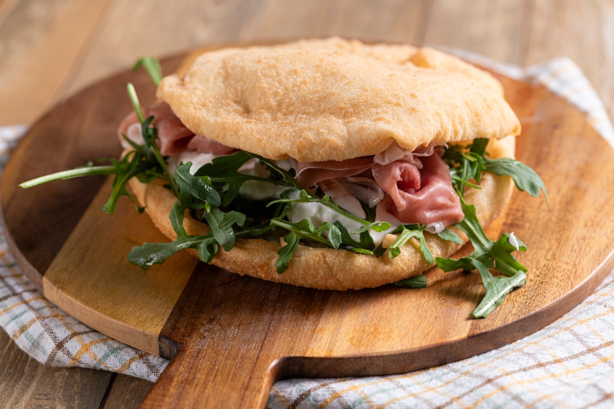 Gefülltes frittiertes Brötchen