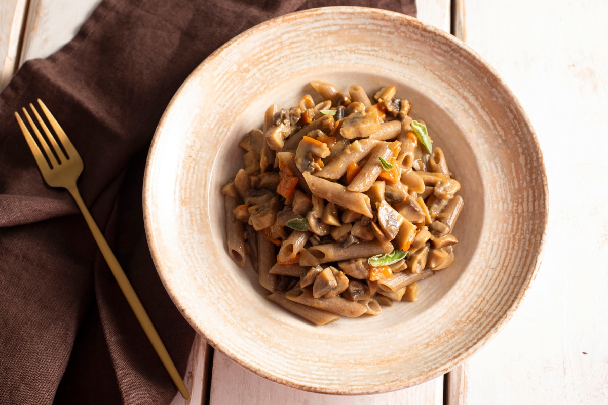 Buchweizen-Penne mit Pilzen im Wok