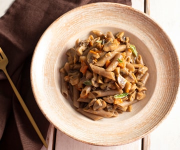 Buchweizen-Penne mit Pilzen im Wok