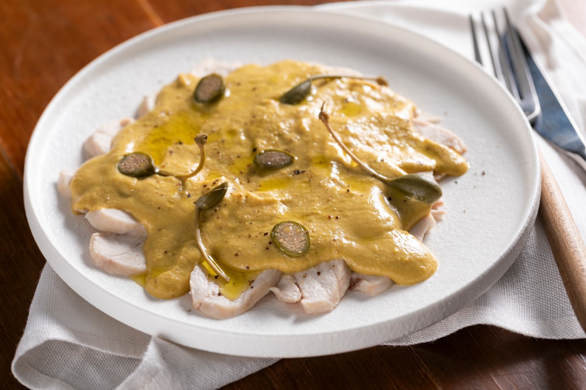 Gedämpftes Huhn mit Thunfischsauce