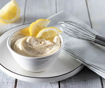 Mayonnaise mit hartgekochten Eiern