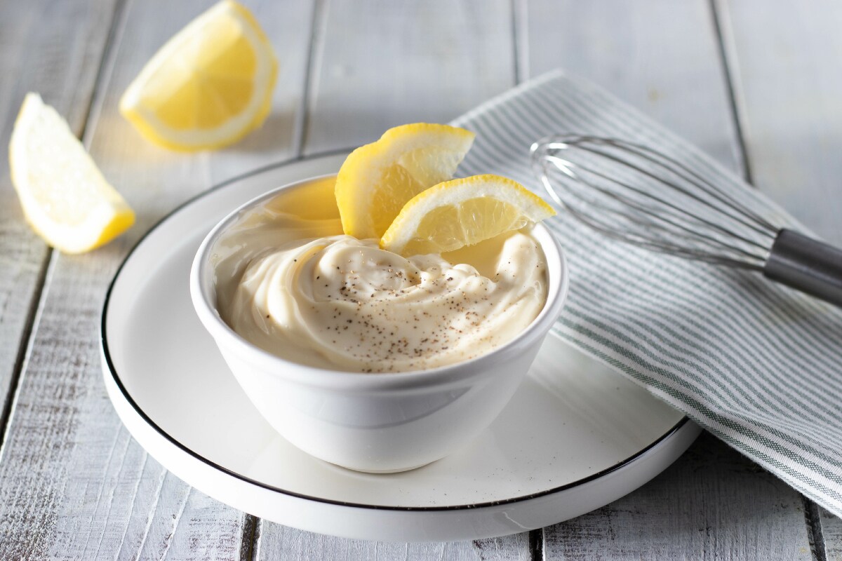 Mayonnaise mit hartgekochten Eiern