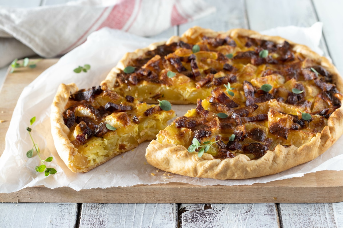 Herzhafter Kuchen mit Kartoffeln und Speck
