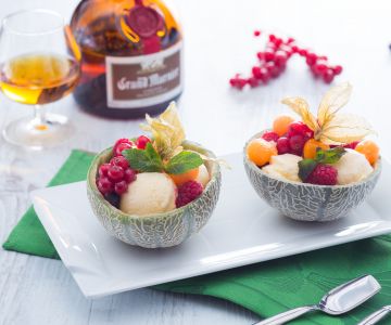 Melone gefüllt mit Obst und Eis