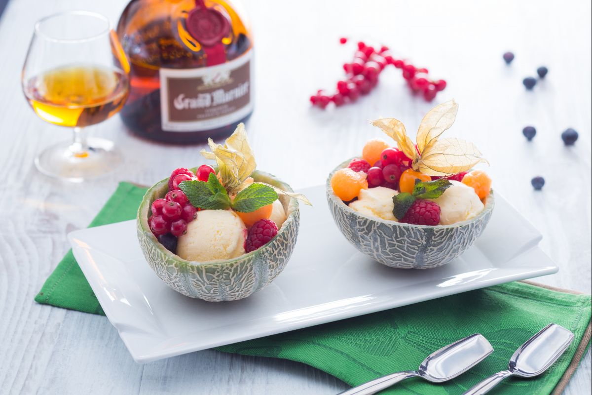 Melone gefüllt mit Obst und Eis