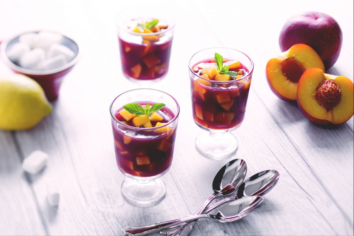 Kalte Gläschen mit Pfirsichen und Dolcetto