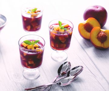 Kalte Gläschen mit Pfirsichen und Dolcetto