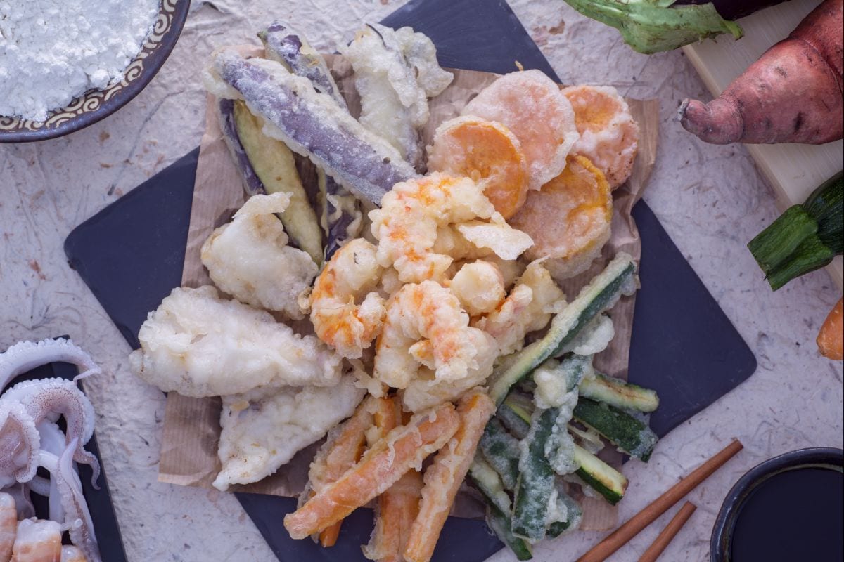 Tempura aus Tintenfisch und Gemüse