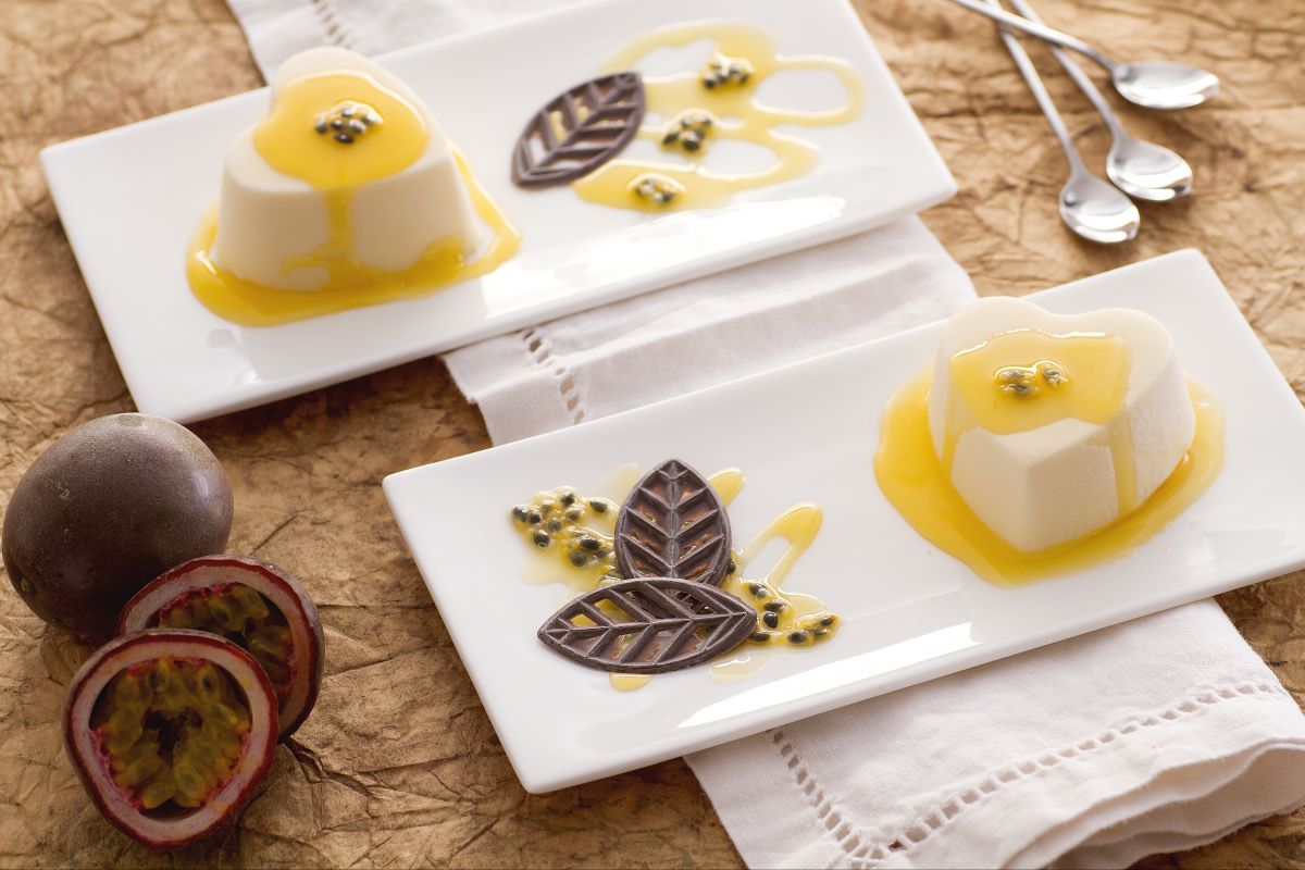 Halbgefrorene Herzchen mit Passionsfrucht