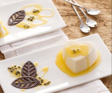 Halbgefrorene Herzchen mit Passionsfrucht