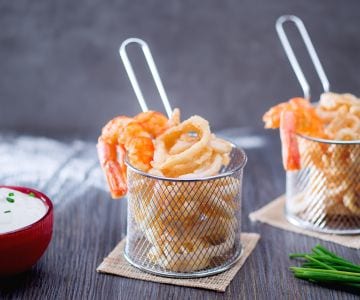 Gemischter frittierter Tintenfisch und Garnelen mit Mayonnaise- und Joghurtsauce