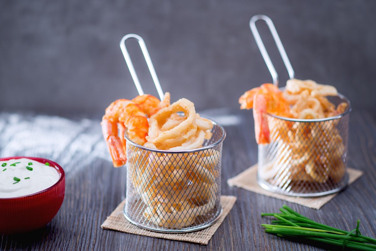 Gemischter frittierter Tintenfisch und Garnelen mit Mayonnaise- und Joghurtsauce