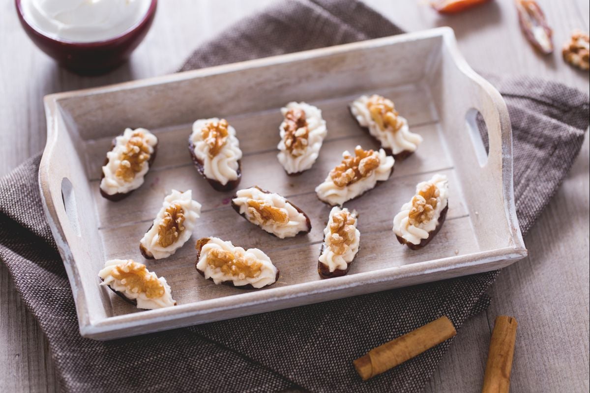 Mit Mascarpone und Nüssen gefüllte Datteln