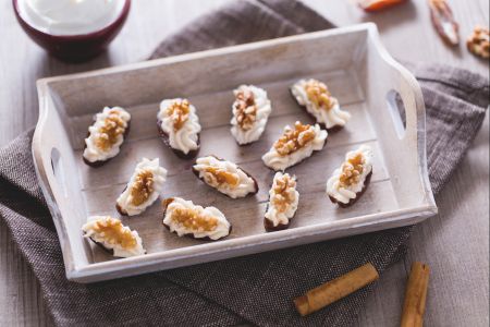 Mit Mascarpone und Nüssen gefüllte Datteln