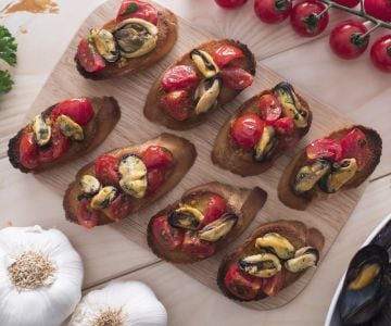 Miesmuschel- und Kirschtomaten-Crostini