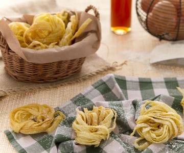 Süße Tagliatelle-Nester mit Passito di Pantelleria
