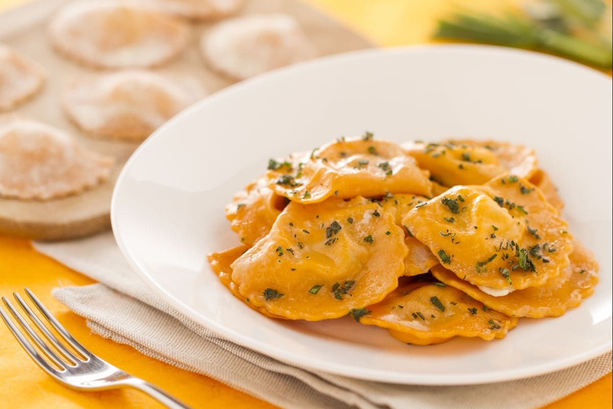 Rote Ravioli mit Tomatensauce