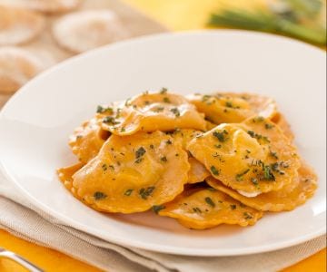 Rote Ravioli mit Tomatensauce