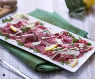 Rindercarpaccio mit Rucola und Grana