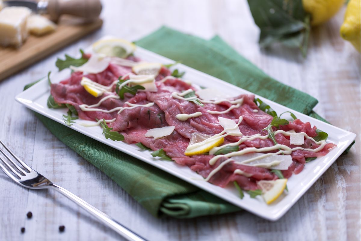 Rindercarpaccio mit Rucola und Grana