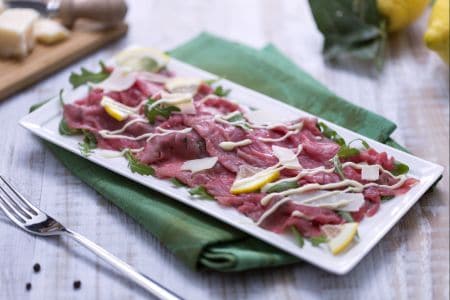 Rindercarpaccio mit Rucola und Grana