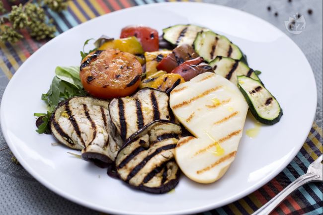 Salat mit Scamorza und gegrilltem Gemüse - Italienische Rezepte von ...