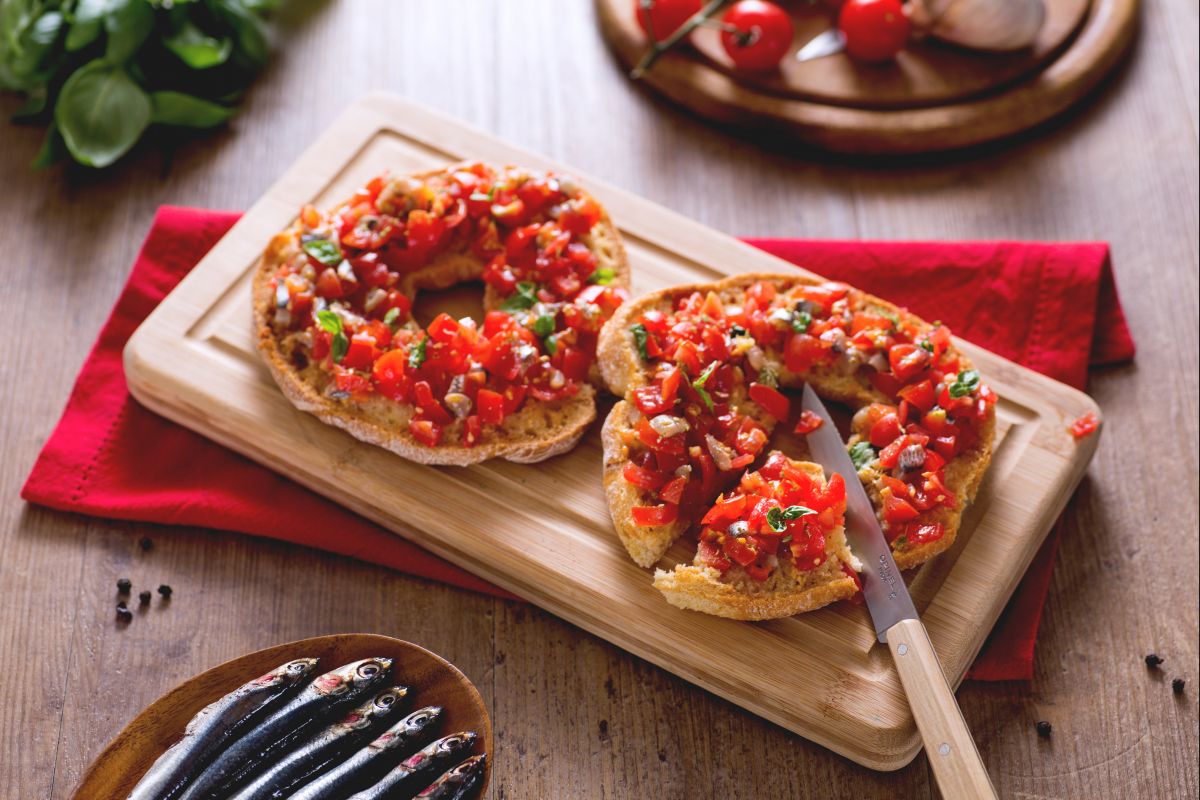 Friselle mit Tomaten und Sardellen