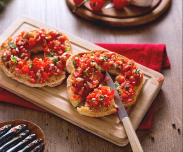 Friselle mit Tomaten und Sardellen