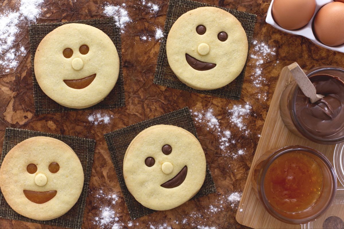 Mürbeteiggesichter mit Schokolade und Marmelade