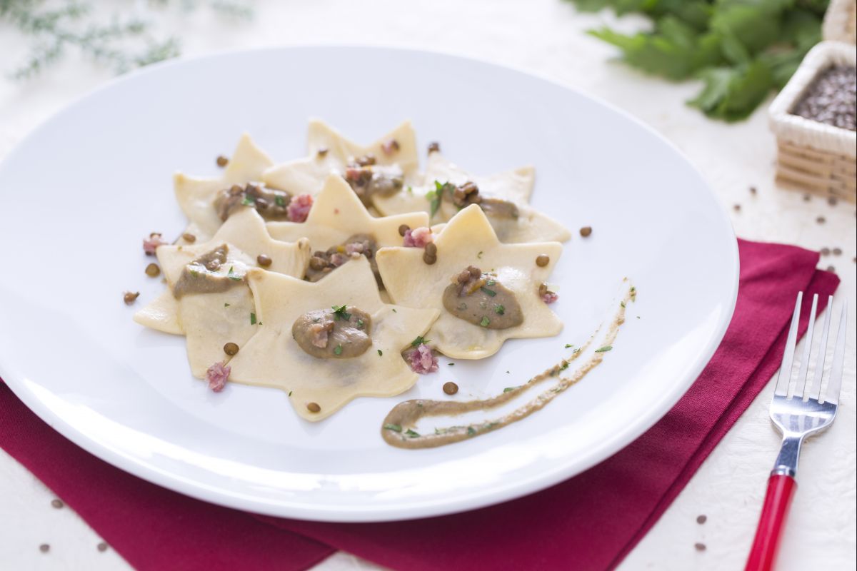 Ravioli mit Kotelettfüllung und Linsensoße