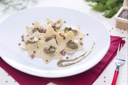 Ravioli mit Kotelettfüllung und Linsensoße