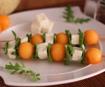 Melon-, Feta- und Rucola-Spieße